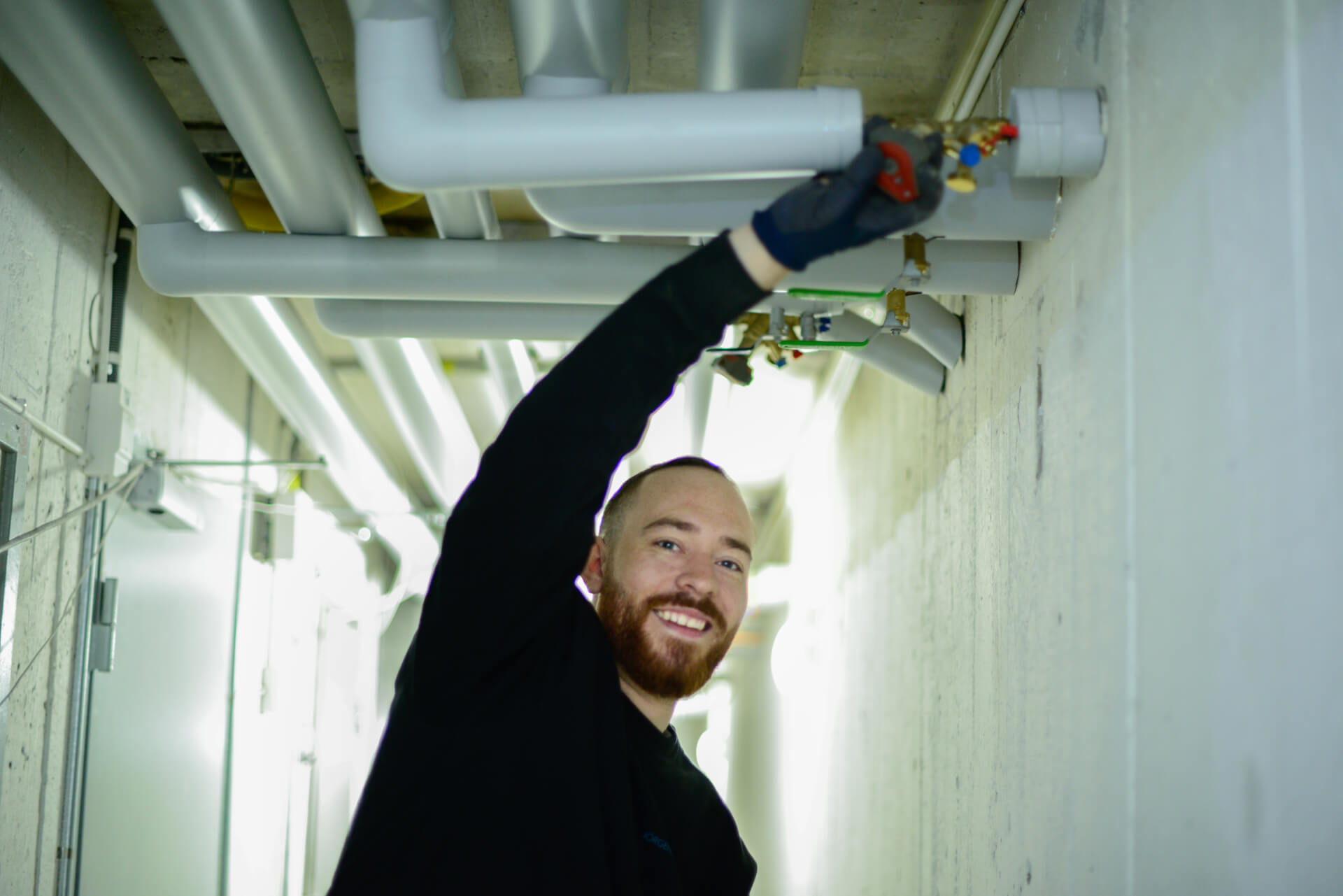 Montör från Jörgensens Rör installerar nya rör vid stambyte