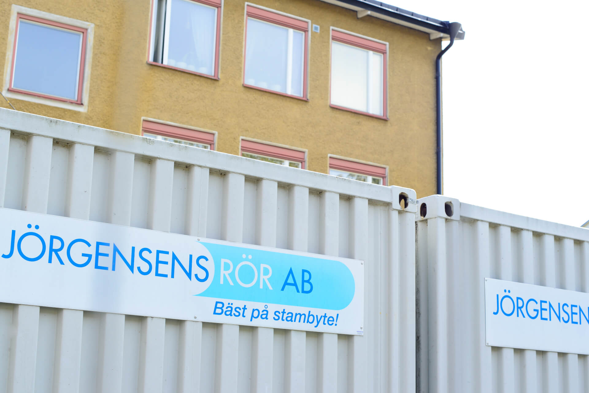 Jörgensens Rör på plats vid ett flerfamiljshus under stambyte
