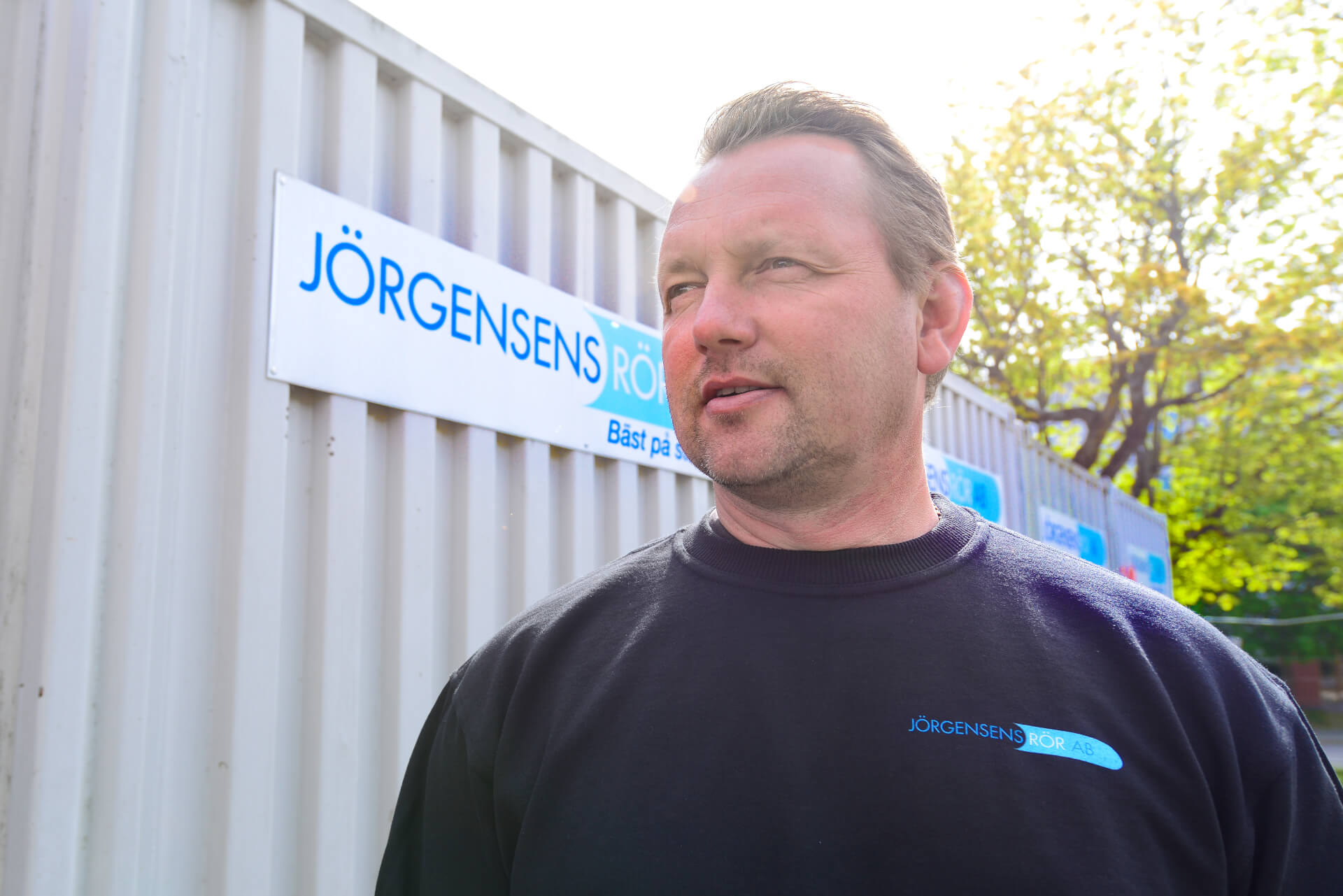 Stambyte med kvarboende – arbetsbod från Jörgensens Rör på gården