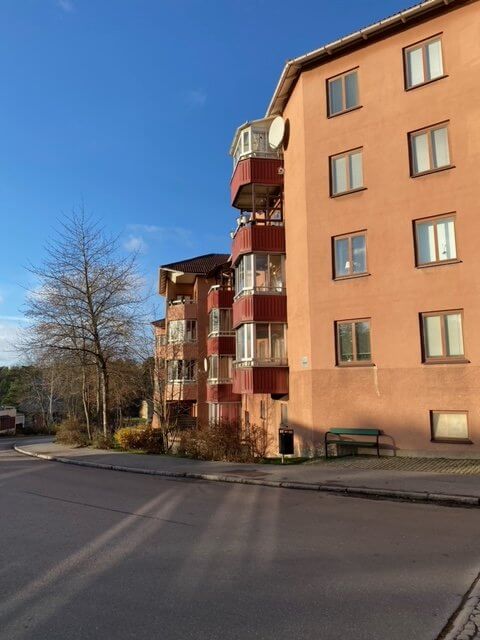 Flerfamiljshus i Skvadronsbacken efter stambyte i Sundbyberg